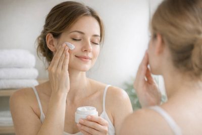 Cómo elegir productos de cuidado facial si tienes piel sensible (y proteger también tu bienestar emocional)